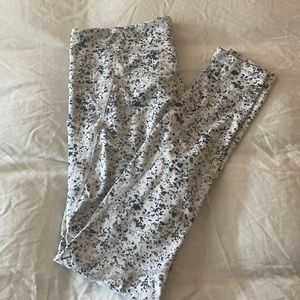 Athleta patterned leggings with pockets